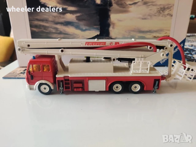 Метална количка SIKU Камион пожарна с Вишка Mercedes LKW, снимка 2 - Колекции - 50835977