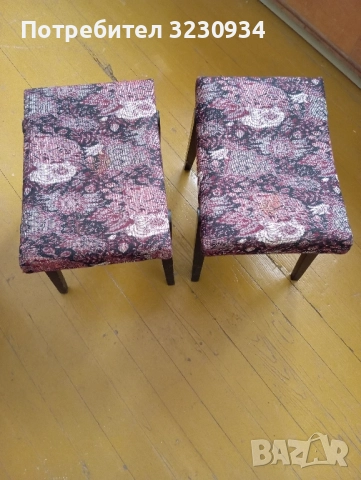 Два броя стари таборетки.