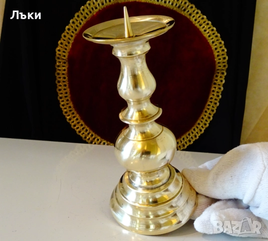 Бронзов свещник с ефектен дизайн. 