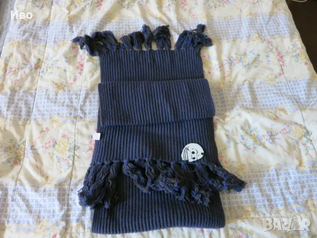 Продавам зимен шал в тъмно син цвят.