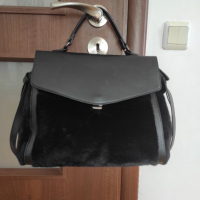 Черна дамска чанта с еко пух, снимка 7 - Чанти - 36203762