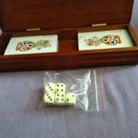 Дървена кутия сдва чифта нови карти 52+2жокера пластик и 5 зара нови за барбут и други кокалени, снимка 3 - Карти за игра - 41937127