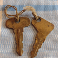 Два стари ключа за соц автомобили редки за КОЛЕКЦИЯ ДЕКОРАЦИЯ БИТОВ КЪТ 41911, снимка 1 - Други ценни предмети - 44835056