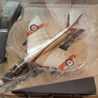 Метален макет на историческия боен самолет Hawker Hunter + списание , снимка 1 - Колекции - 41635495
