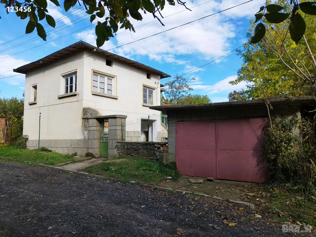 Къща с двор в село Колена, снимка 1