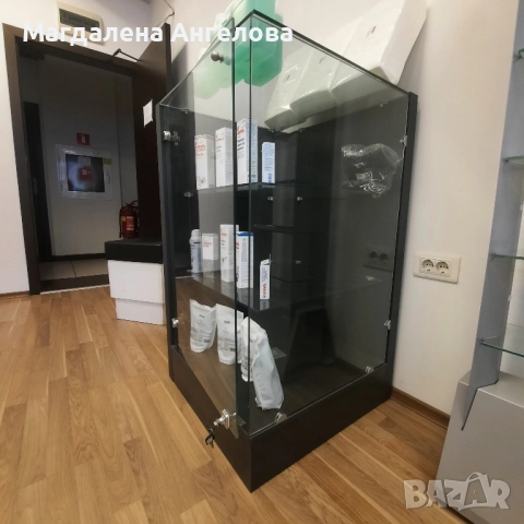 Стъклен шкаф-витрина, снимка 3 - Шкафове - 52063507