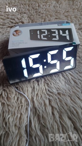Часовник с големи цифри , температура , аларма и много функции