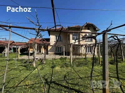 Двуетажна къща с двор на Центъра на с. Владиня, снимка 2 - Къщи - 51304745