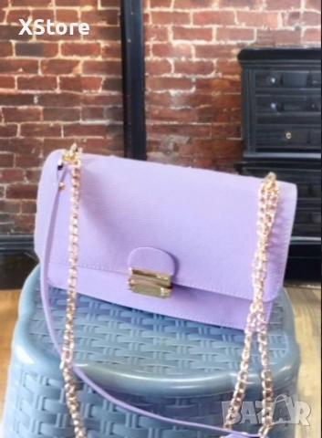 Малка дамска кожена чанта за през рамо. Предлага се в 8 цвята