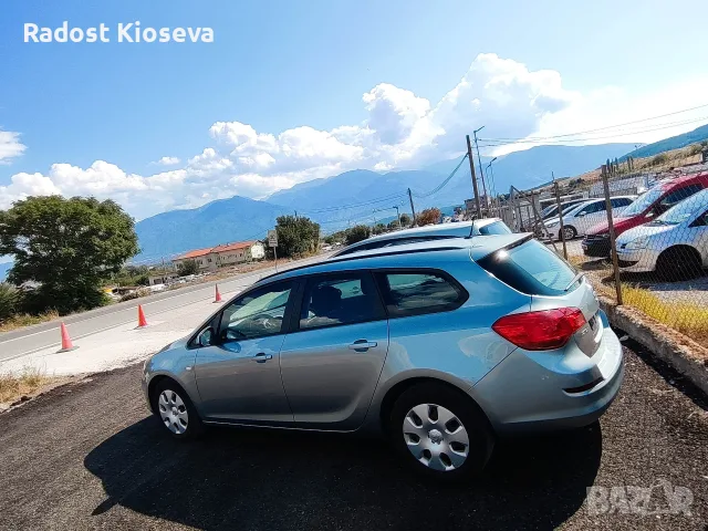 Опел астра 2011 г, снимка 2 - Автомобили и джипове - 56231303