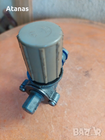 оригинален бензинов кран за трабант, снимка 2 - Части - 52841360