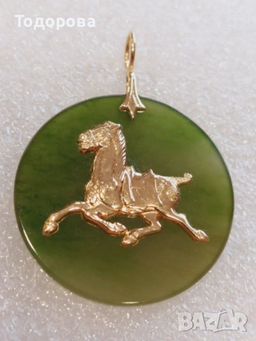 Златен медальон(инкрустиран златен кон върху зелен жаид) злато 14 карата