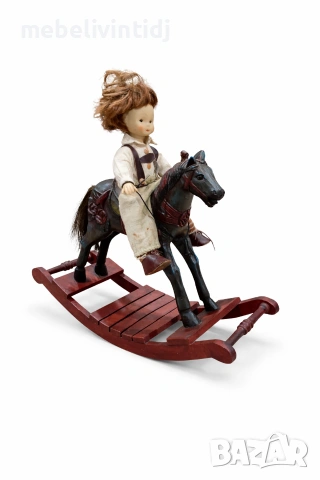Ретро кукла с дървен люлеещ се кон