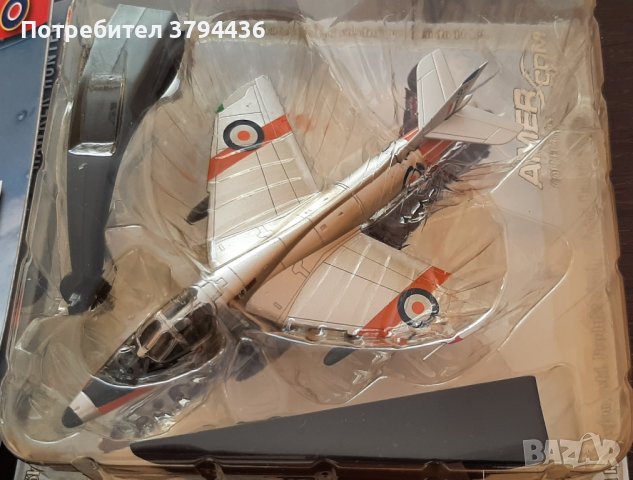 Метален макет на историческия боен самолет Hawker Hunter + списание 