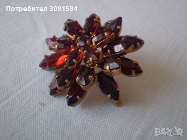 Винтидж брошка червен Чешки кристал месинг, снимка 3 - Антикварни и старинни предмети - 39358351