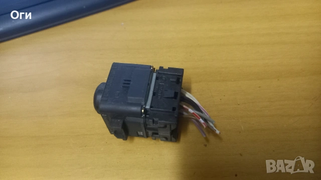 Бутон за регулиране на огледалата от Мерцедес W202 1298200610, снимка 2 - Части - 53088372