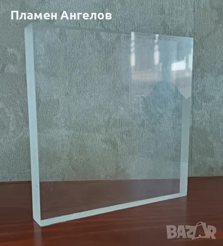 Плексиглас 15 на15 см. дебелина 2см.