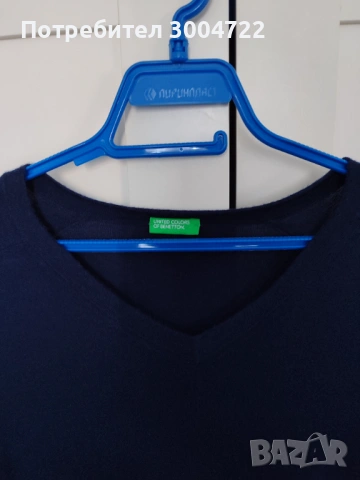 Син пуловер в V образно деколте