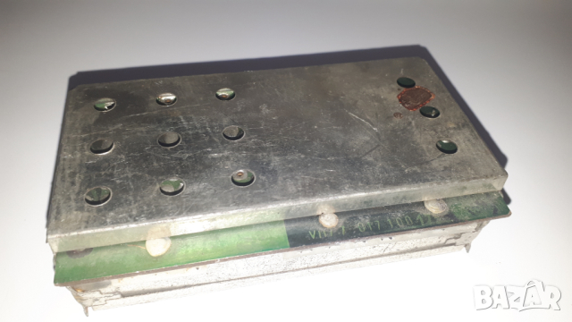Стара електронна платка в метална кутия с дупки