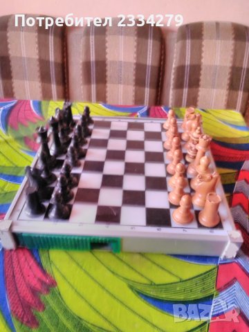 Шах с фигури и професионална дъска от 70-те години.
