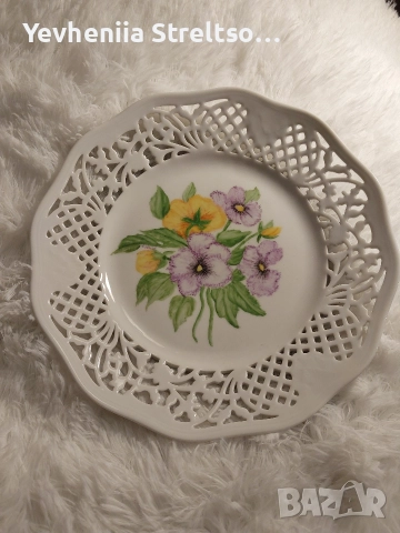 Керамическое блюдо с ажурными краями и цветочным рисунком