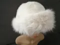 Дамска пухкава шапка в бял цвят, снимка 4