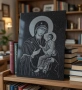 Гравирана икона Богородица с младенеца върху черен гранит за подарък, снимка 4