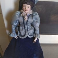 Малка керамична кукла на стойка, снимка 1 - Кукли - 40547010