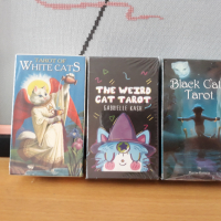 Таро карти с котки: White Cats Tarot & Black Cats Tarot & Weird Cat Tarot, снимка 1 - Карти за игра - 34171461