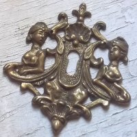 Антично фигурално покритие за ключалка с изображение на жени-сфинкс, снимка 1 - Антикварни и старинни предмети - 44451702
