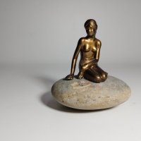 Прекрасна винтидж статуетка на Малката русалка върху камък. , снимка 1 - Антикварни и старинни предмети - 44150971