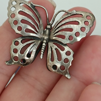 Сребърна красива пеперуда , снимка 1 - Колиета, медальони, синджири - 44639114