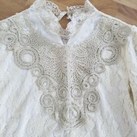 Нежна Дантелена блуза, елегантна, подплатена, снимка 1 - Блузи с дълъг ръкав и пуловери - 34305086