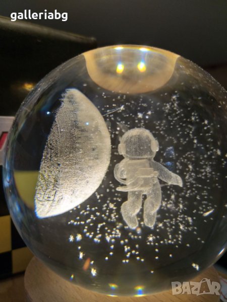 Стъклена светеща сфера на космонавт и планета , снимка 1