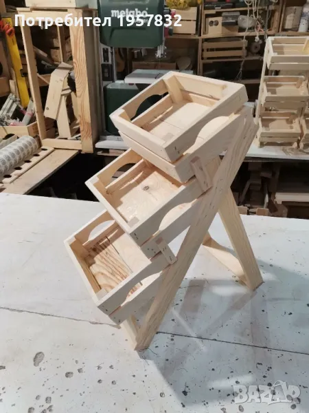 Мини стъпаловиден дървен стелаж с мини щайги, снимка 1