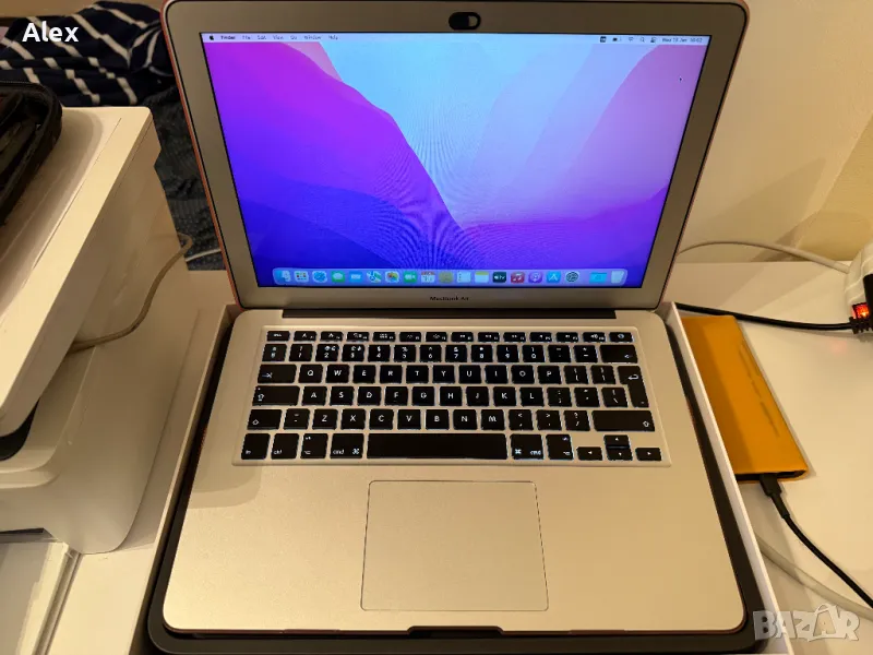 Продавам Apple Macbook Air 13.3 (i5, 8GB, 128GB)+аксесоари, снимка 1