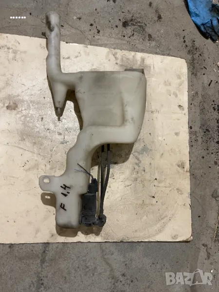 Казанче течност за чистачки с помпичка - Ford Fiesta 1.4TDCI 2008-2012, снимка 1