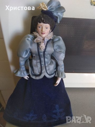 Малка керамична кукла на стойка