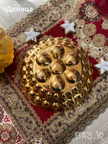 Порцеланова форма за кекс Изцяло позлатена с протриване на позлатата в горната част