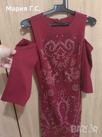 Червена рокля с камъни 