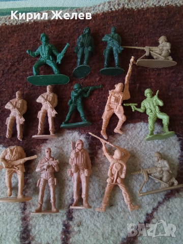 Войници пластмасови 12 броя 51727, снимка 2 - Колекции - 52105510