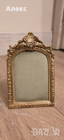 Изящна рамка за бижута, с кадифе.