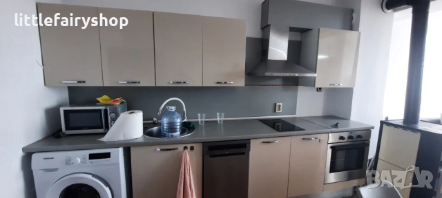 Модерна кухня с уреди