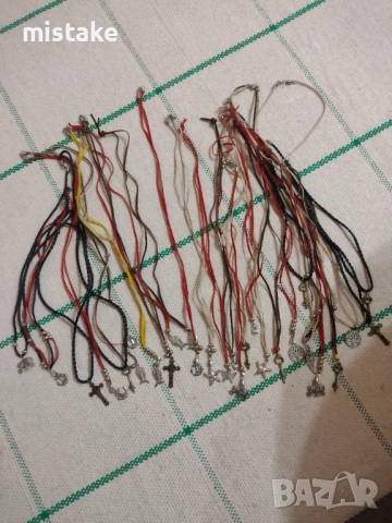 метални висулки на велурени каишки