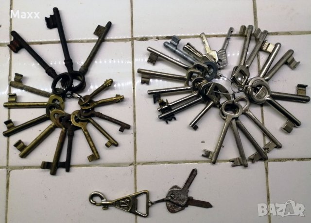 Продавам лот стари ключове и ключашка за шкаф от соца