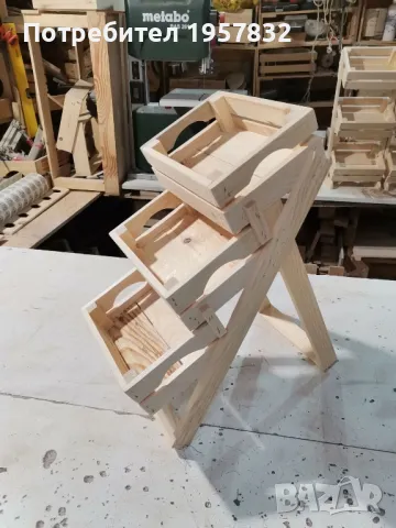 Мини стъпаловиден дървен стелаж с мини щайги