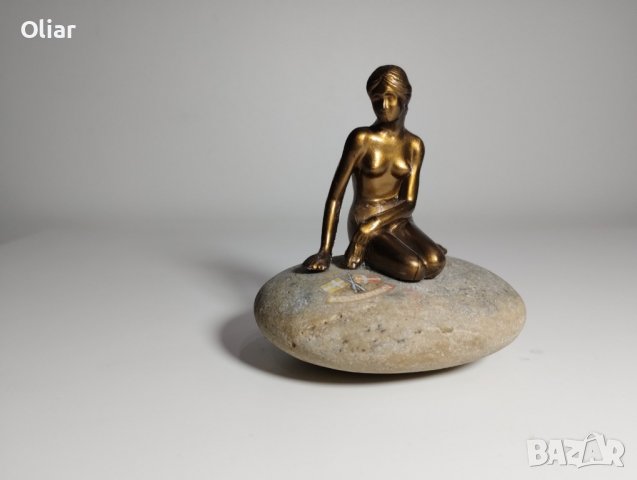 Прекрасна винтидж статуетка на Малката русалка върху камък. 