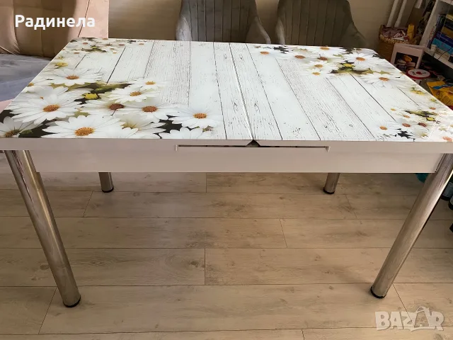 Столове 4 броя комплект и стъклена маса