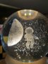 Стъклена светеща сфера на космонавт и планета 