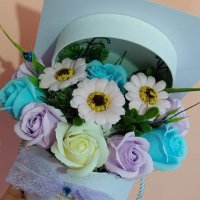 Кутия шапка със сапунени цветя за бъдещи абитуриенти или абсолвенти🎓, снимка 2 - Подаръци за жени - 40417077